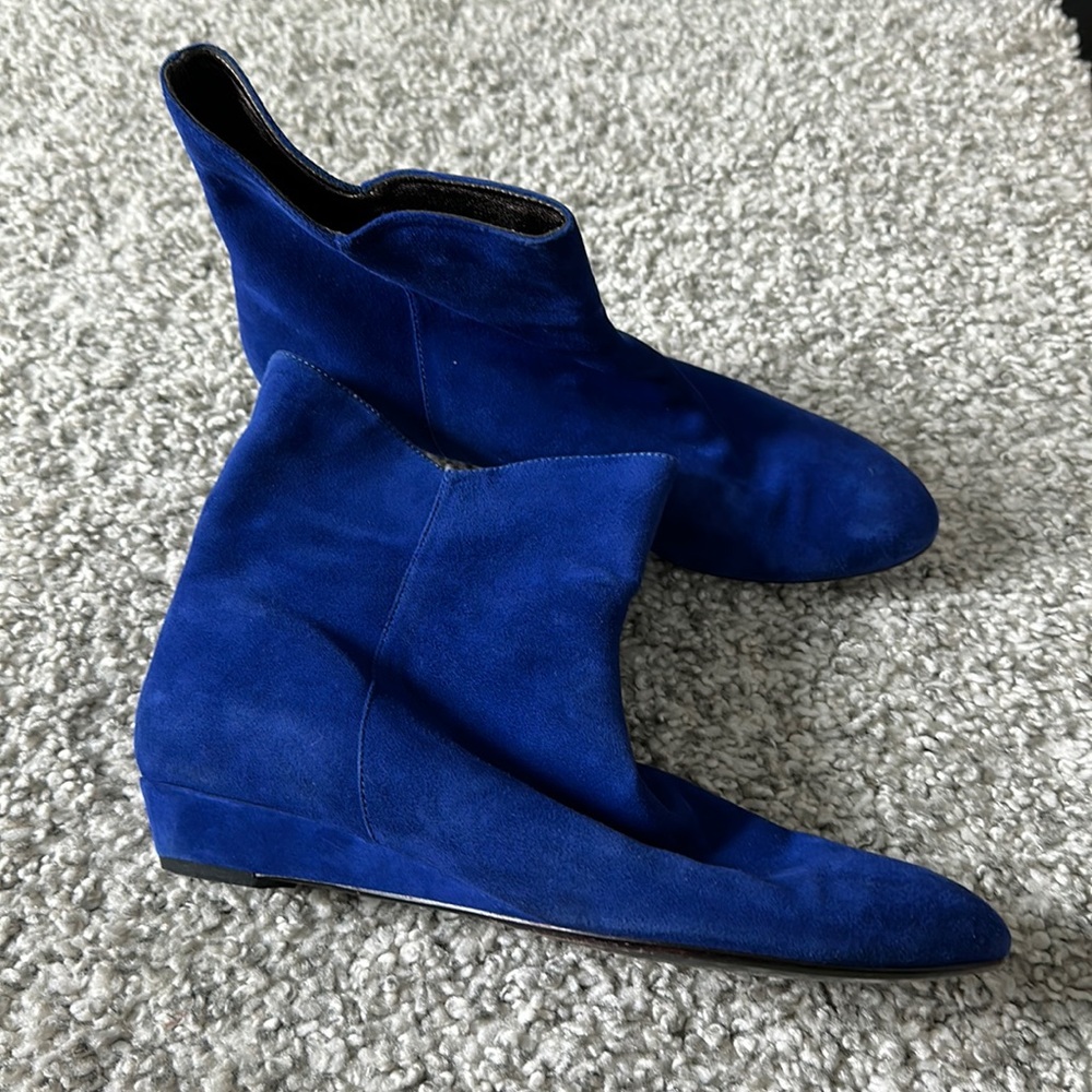 Blue suede shoes!
